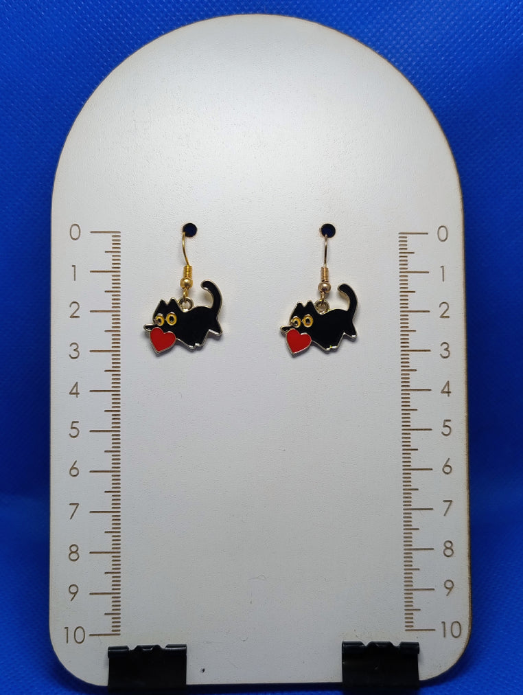 GATO NEGRO CHICO CON CORAZÓN ROJO
