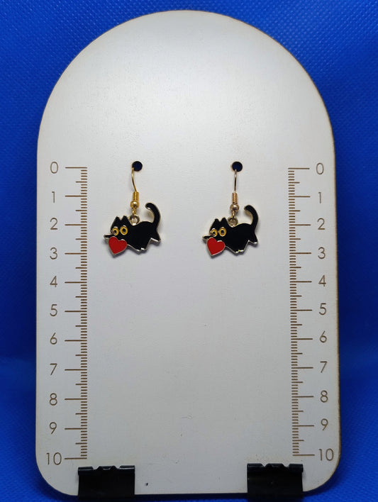 GATO NEGRO CHICO CON CORAZÓN ROJO