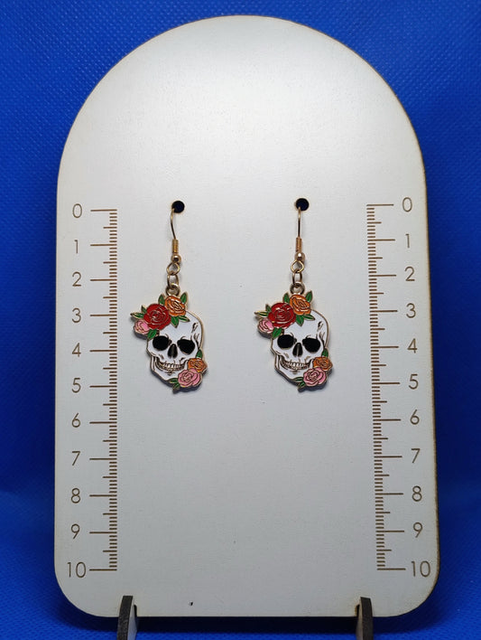 CALAVERA BLANCA CON ROSAS ROJAS Y ROSADAS, METAL ESMALTADO, FANTASÍA DORADO