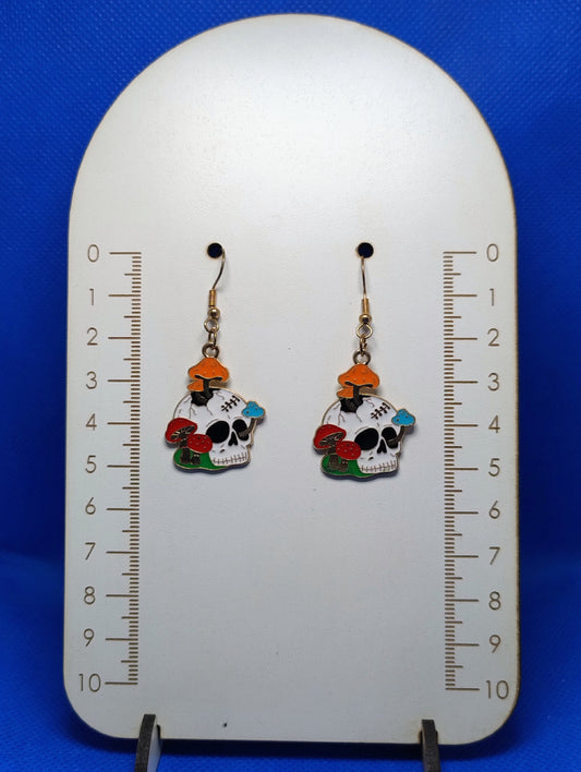 CALAVERA BLANCA CON HONGOS DE COLORES, METAL ESMALTADO, FANTASÍA DORADO